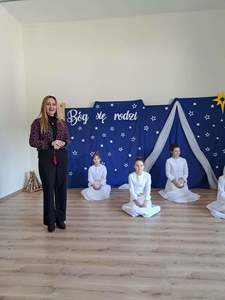 ODWIEDZINY UCZNIÓW SP MANASTERZ W DZIENNYM DOMU SENIORA W RADAWIE