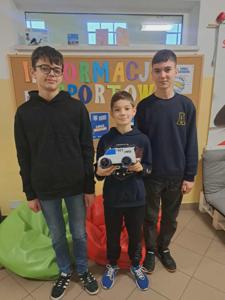 Uczniowie klasy 7 stworzyli działającego robota! 🤖🚗