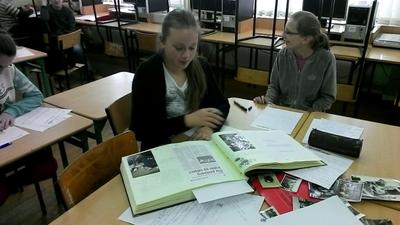 Podczas pracy nad encyklopedią - wyszukiwanie informacji w czasopismach, kronice i internecie.