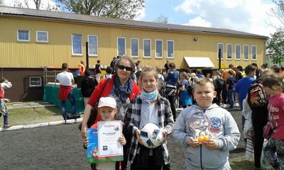 Drużyna uczniów z klasy III, która zajęła w turnieju III miejsce ze zdobytymi nagrodami.