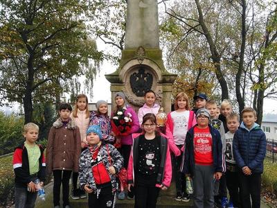 Dbamy o Miejsca Pamięci Narodowej! Dnia 25.10.2019 r. (piątek) uczniowie 5c z naszej szkoły odwiedzi