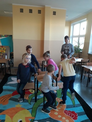 zabawy przy muzyce [300x400]