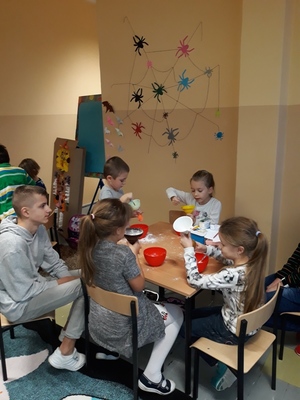 Z pomocą starszych uczniów robimy GNIOTKI [300x400]