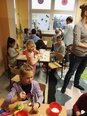 Z pomocą starszych uczniów robimy GNIOTKI [300x400]