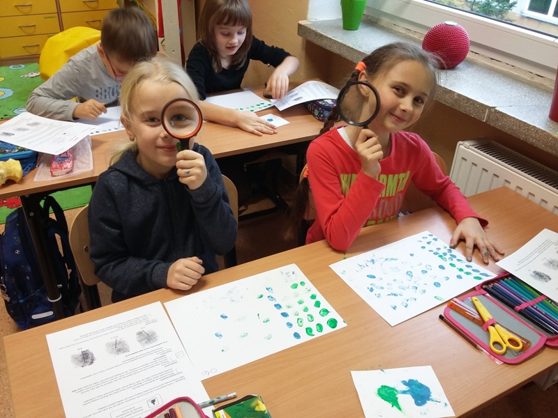 Odciski palców pod lupą [800x600]