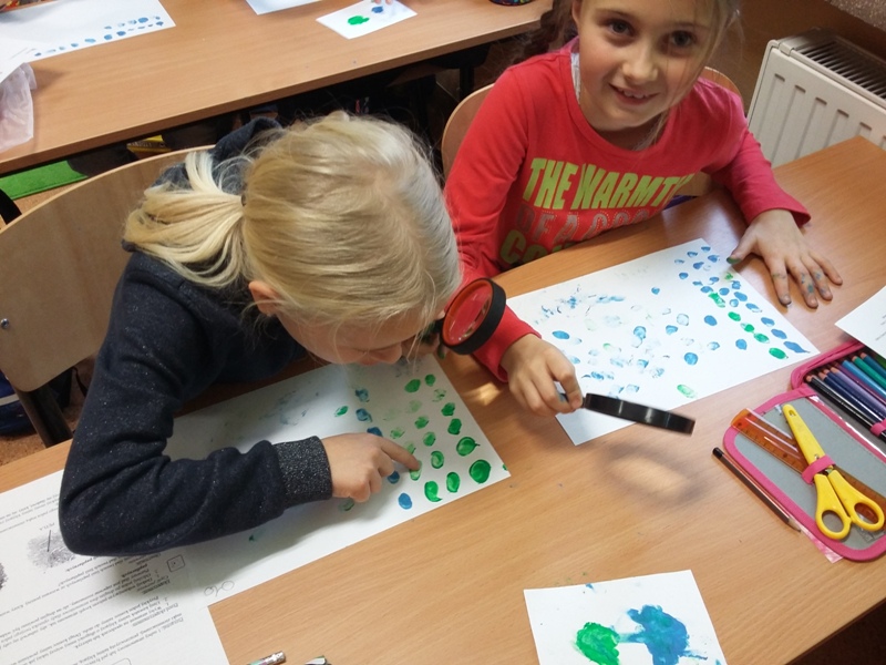 Odciski palców pod lupą [800x600]