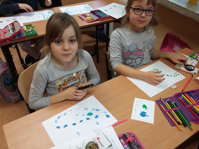 Odciski palców pod lupą [800x600]