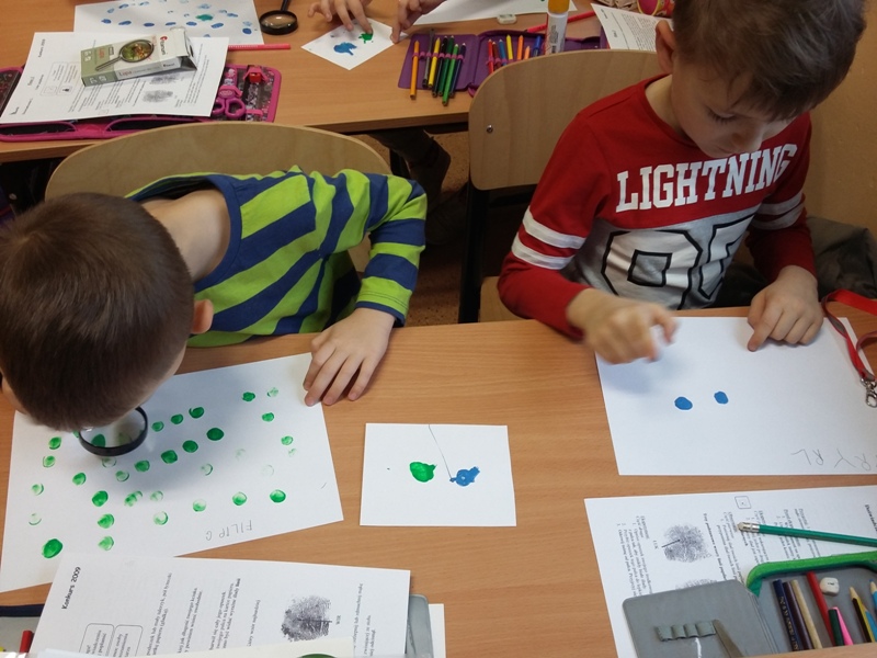 Odciski palców pod lupą [800x600]