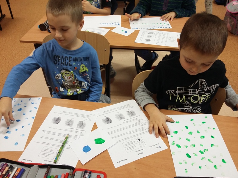 Odciski palców pod lupą [800x600]