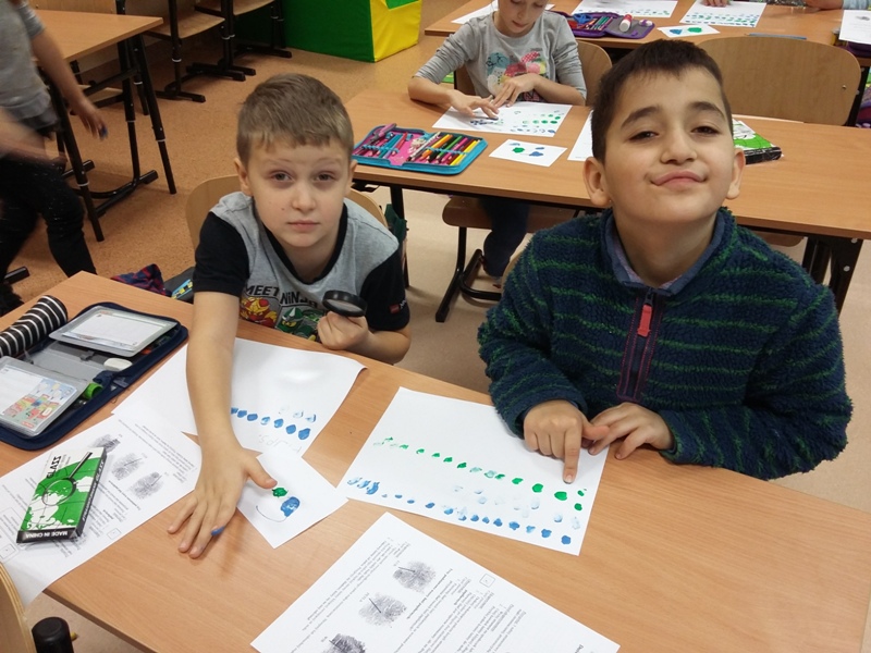 Odciski palców pod lupą [800x600]