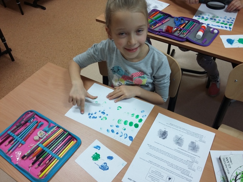 Odciski palców pod lupą [800x600]