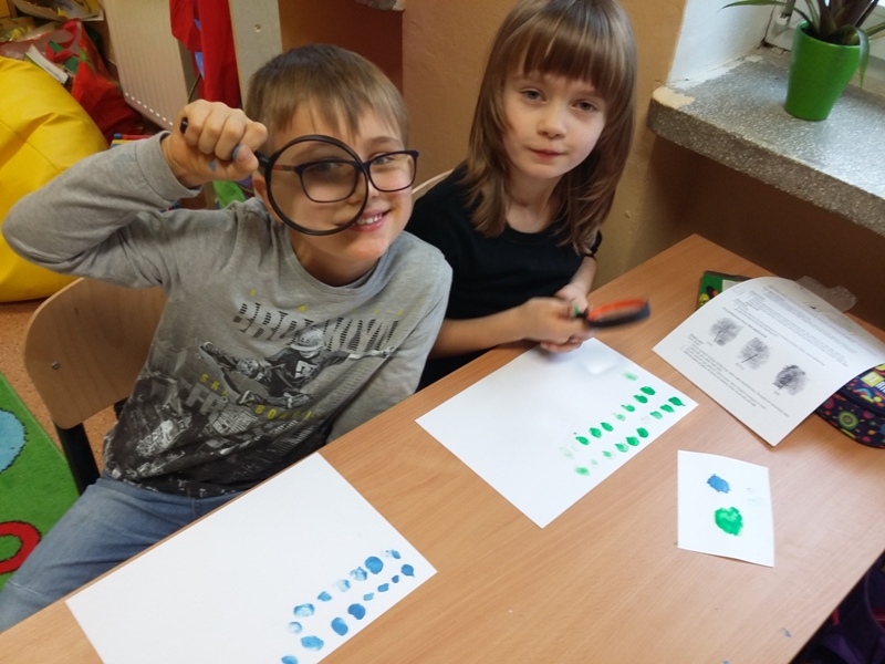 Odciski palców pod lupą [800x600]