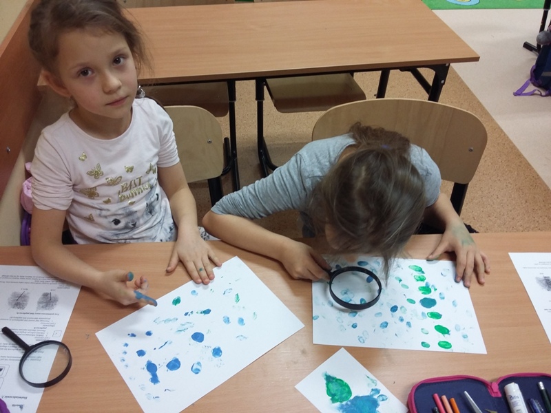 Odciski palców pod lupą [800x600]