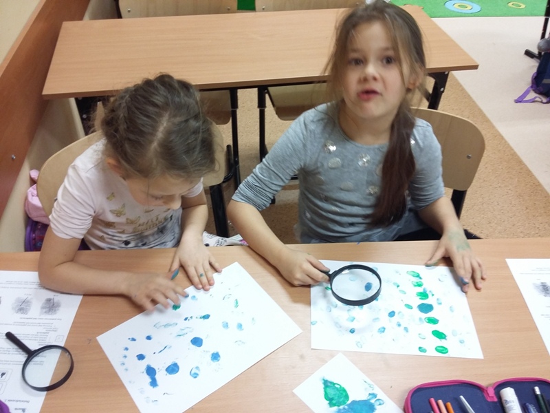 Odciski palców pod lupą [800x600]