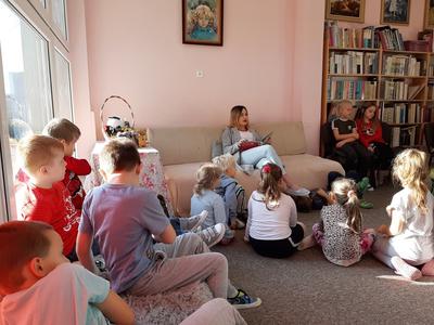 Dzień głośnego czytania "Gang Słodziaków" w szkole.