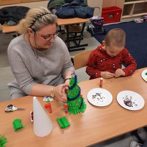 Świąteczne warsztaty plastyczne w szkole z Rodzicami.