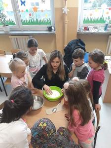 Małe eksperymenty - ciecz nienewtonowska