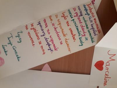 II A BAWI SIĘ I PRACUJE