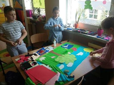 Dzieci wykonują zadania projektowe