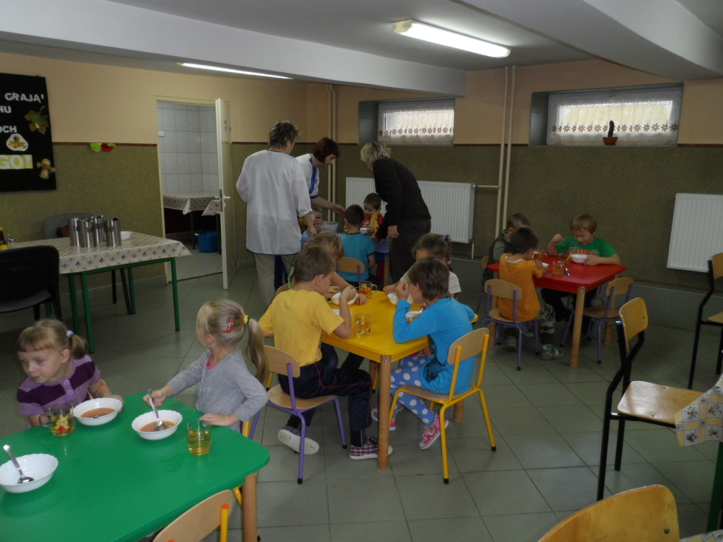 Przedszkolaki w stołówce szkolnej
