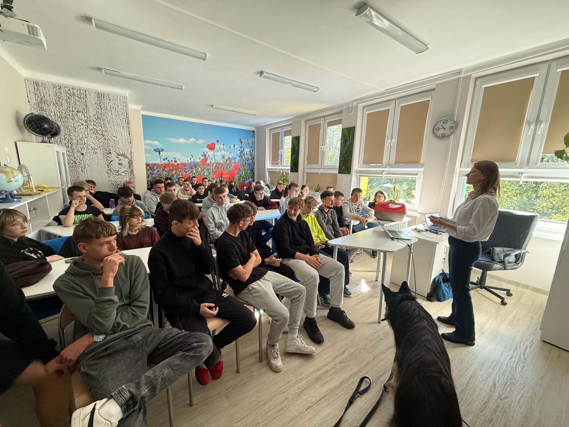 Spotkanie edukacyjne o bezdomności zwierząt w ZSP w Kamieńsku