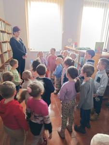 Wyjście przedszkolaków do biblioteki w Domu Kultury w Kobyli w ramach Narodowego Programu Rozwoju Czytelnictwa