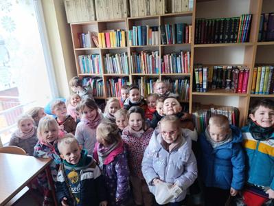 PRZEDSZKOLAKI Z KOBYLI Z WIZYTĄ W SZKOLNEJ BIBLIOTECE