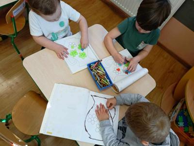 Powitanie Wiosny – Przedszkolny Pochód z Gaikami oraz Dzień Kolorowych Skarpetek w Kobyli