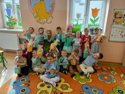 Śniadanie wielkanocne i szukanie zajączka w przedszkolu w Kobyli