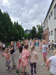 DZIEŃ DZIECKA OBCHODZĄ PRZEDSZKOLAKI Z KOBYLI
