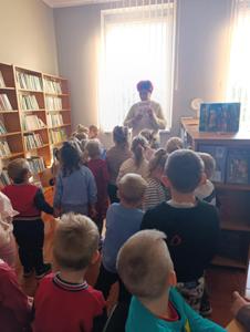 PRZEDSZKOLAKI Z KOBYLI Z WIZYTĄ W BIBLIOTECE