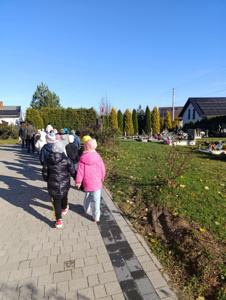 PRZEDSZKOLAKI Z KOBYLI Z WIZYTĄ NA CMENTARZU