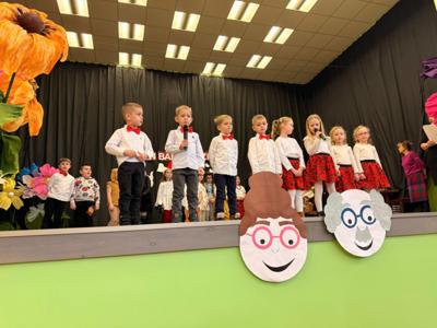 ŚWIĘTO DNIA BABCI I DZIADKA OBCHODZĄ  PRZEDSZKOLAKI Z KOBYLI