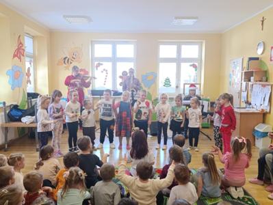 ŚWIĄTECZNE MUZYKOWANIE U PRZEDSZKOLAKÓW