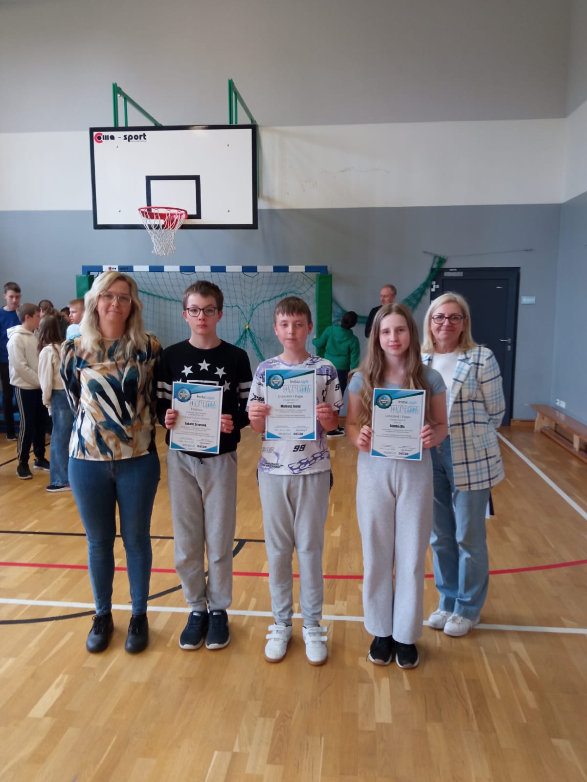 Wspaniałym sukcesem na szczeblu ogólnopolskim może pochwalić się uczeń klasy piątej Łukasz Orzyszek. Został on finalistą konkursu informatyczno - matematycznego INSTALOGIK. Wymagało to wiedzy matematycznej i informatycznej, umiejętności logicznego i nieschematycznego myślenia, a także zdolności pracy pod presją czasu. Łukasz jako finalista uplasował się na II miejscu w powiecie raciborskim. Serdecznie gratulujemy i życzymy dalszych sukcesów!