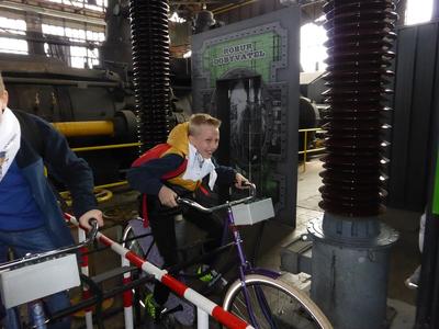 Działanie I - wycieczka do muzeum przemysłowego U6 w Ostrawie - Vitkovicach. Zamiana pracy mechanicznej na prąd elektryczny.