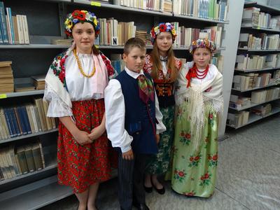 uczniowie SP w Rzuchowie na Powiatowym Konkursie Gwary "Tukej piyknie godomy" w Raciborzu