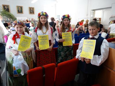 uczniowie SP w Rzuchowie na Powiatowym Konkursie Gwary "Tukej piyknie godomy" w Raciborzu