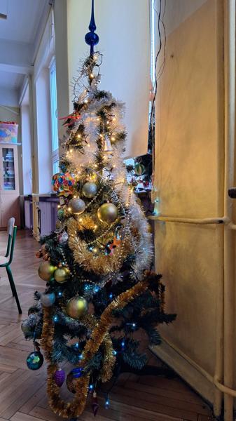 Choinka świetlicowa ubierana samodzielnie przez naszych wychowanków ;)