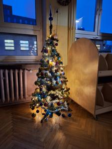 Uczniowie przystroili świetlicową choinkę, aby razem z nami czekała w gotowości na święta :)