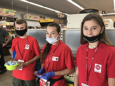 Wolontariusze podczas zbiórki żywności