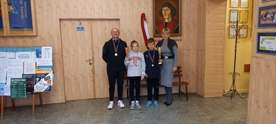 Trener p. Krzysztof Fydryszewski, Dyrektor szkoły p. Zofia Kuczmarska, Dawid Kalinowski i Maria Stasinowska
