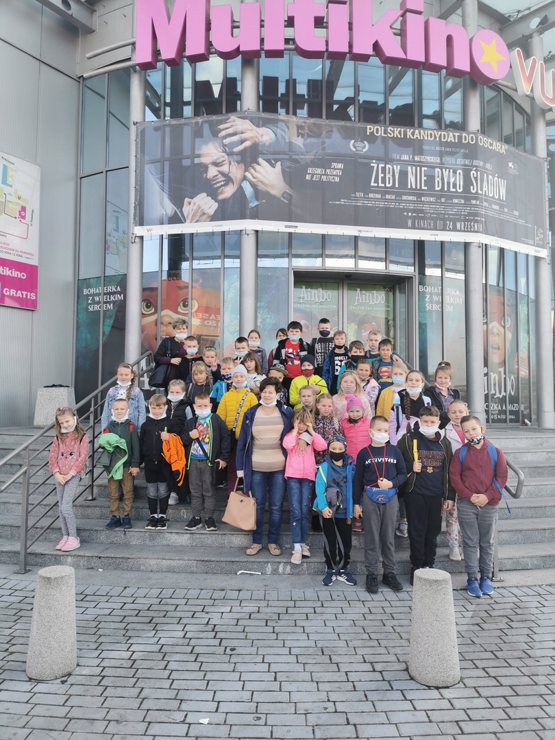 Uczniowie klas I - III w Multikinie we Włocławku