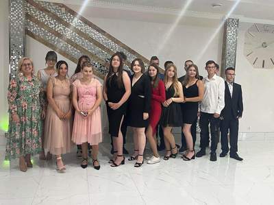 Absolwenci klasa VIII b z wychowawcą p. Martą Biernacką