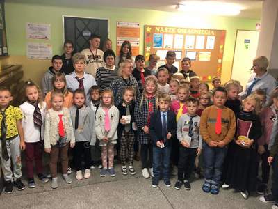 Uczniowie SP Zaduszniki w Krawatach i Muchach.