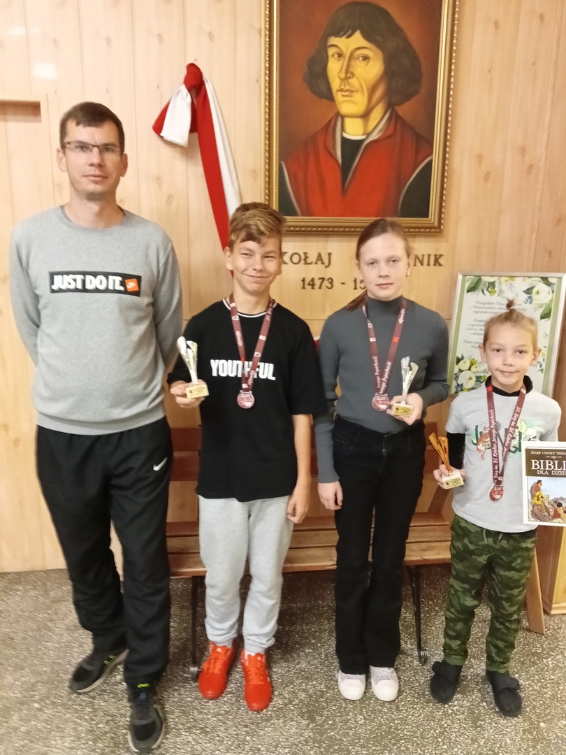 pan Piotr Wyszyński, II miejsce - Dawid Kalinowski klasa VI, II miejsce - Maria Stasinowska klasa V, III miejsce - Kacper Szychulski klasa II