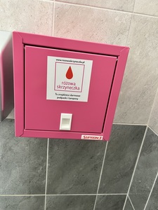 Różowa skrzyneczka dla dziewczynek.