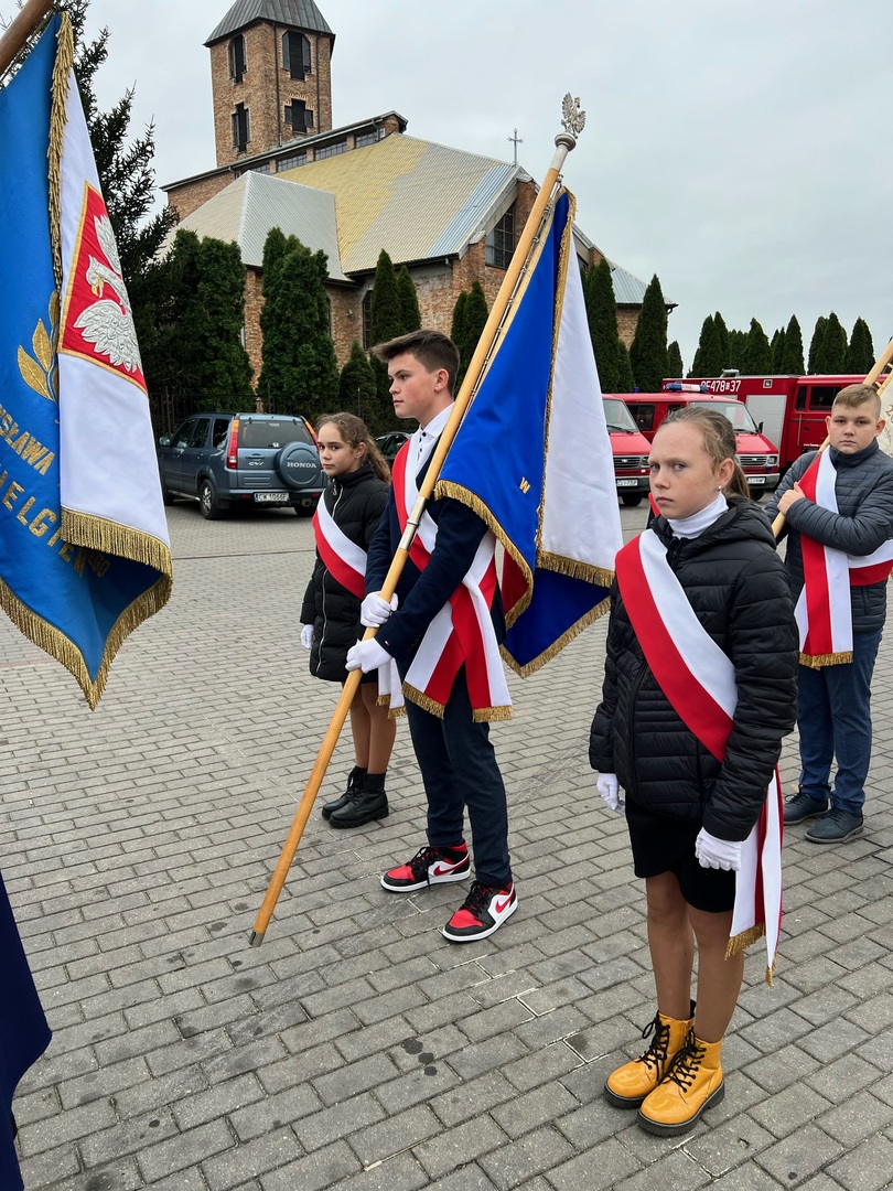 Poczet sztandarowy - obchody Święta Niepodległości w Wielgiem.