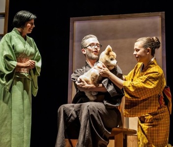 Scena z przedstawienia "Hachiko".