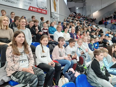Uczniowie wraz z opiekunami kibicują Anwilowi.